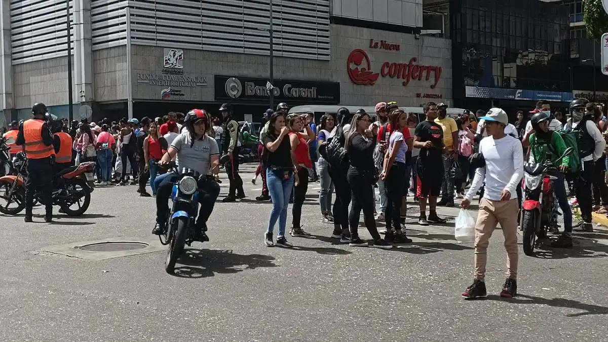 ¡LOS GUAIREÑOS SE MOLESTARON! Protestan en Plaza Venezuela por aumento del pasaje