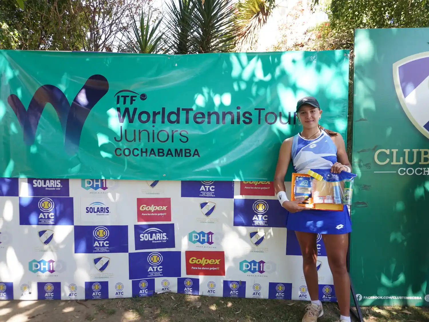 Larraya Guidi con el trofeo logrado en Cochabamba.