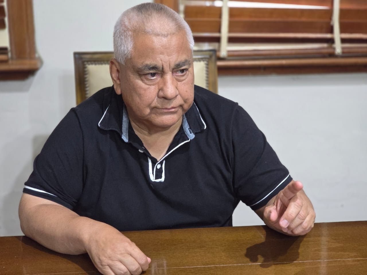 Salazar el jueves 29, antes de la marcha, en su reunión con el gabinete decidió sentarse solo en la mesa más grande de su despacho.