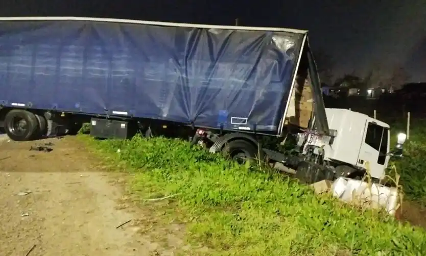Dos heridos tras choque entre un auto y un camión en Ruta 25