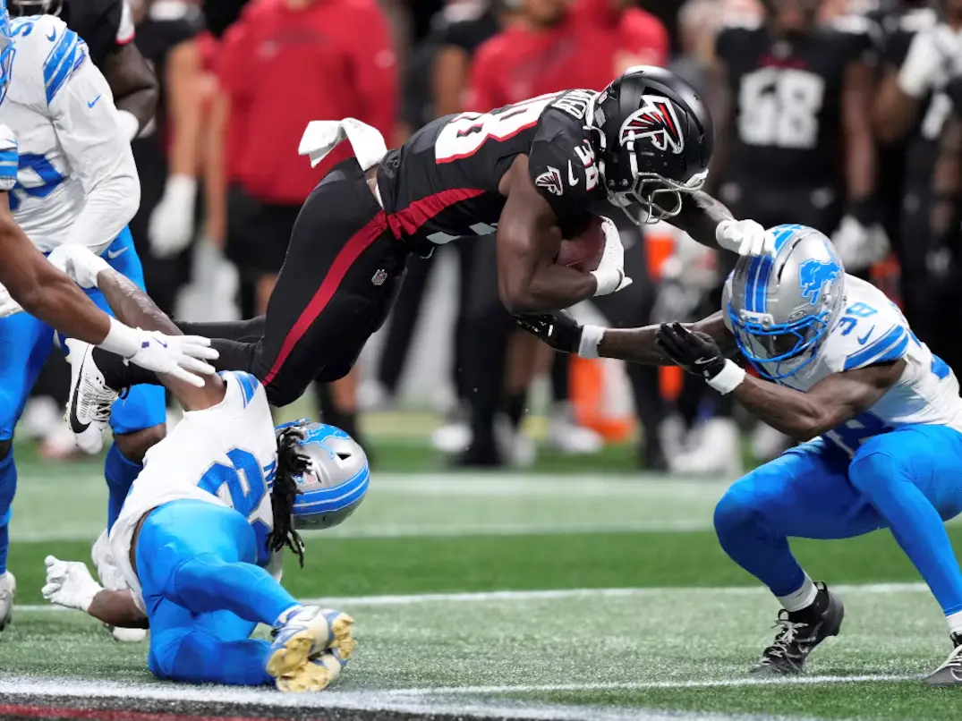 El estudio publicado en PLOS One vincula los impactos en la cabeza en el fútbol americano universitario con alteraciones del microbioma intestinal . Foto: NFL