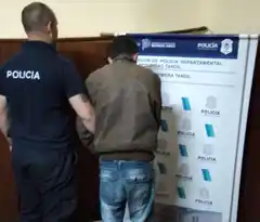 Dos sujetos fueron detenidos luego de robar un contenedor de alcohol en gel