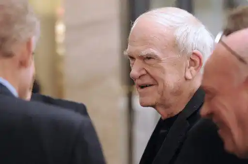 Milan Kundera asistió a encuentros literarios antes de retirarse de la escena pública. Foto AFP