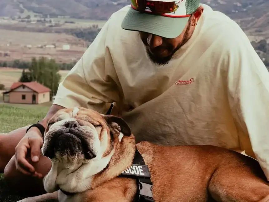 Hamilton junto a Roscoe.