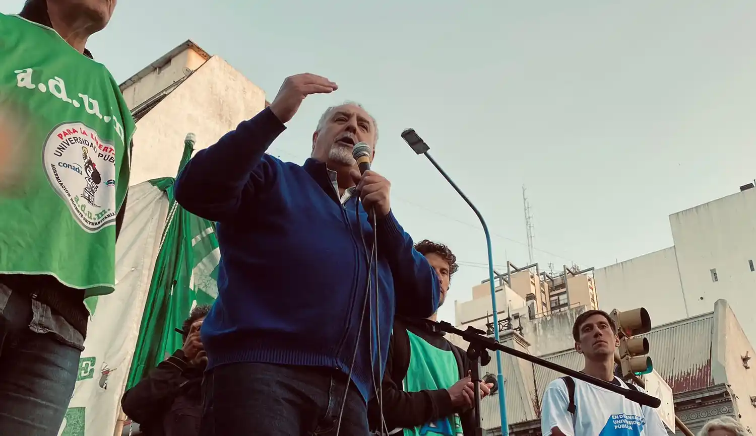 Para el líder de la casa de altos estudios local, "la defensa de la universidad pública es la defensa de la democracia y del desarrollo del país”.