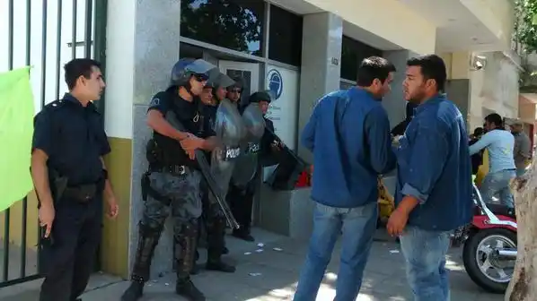 Violentos enfrentamientos en intento de toma de UOCRA Zárate