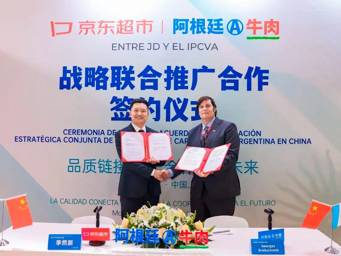 Li Ranxin, gerente general del Negocio de Carnes Vacunas y Ovinas de JD.COM, y Georges Breitschmitt, presidente del IPCVA.
