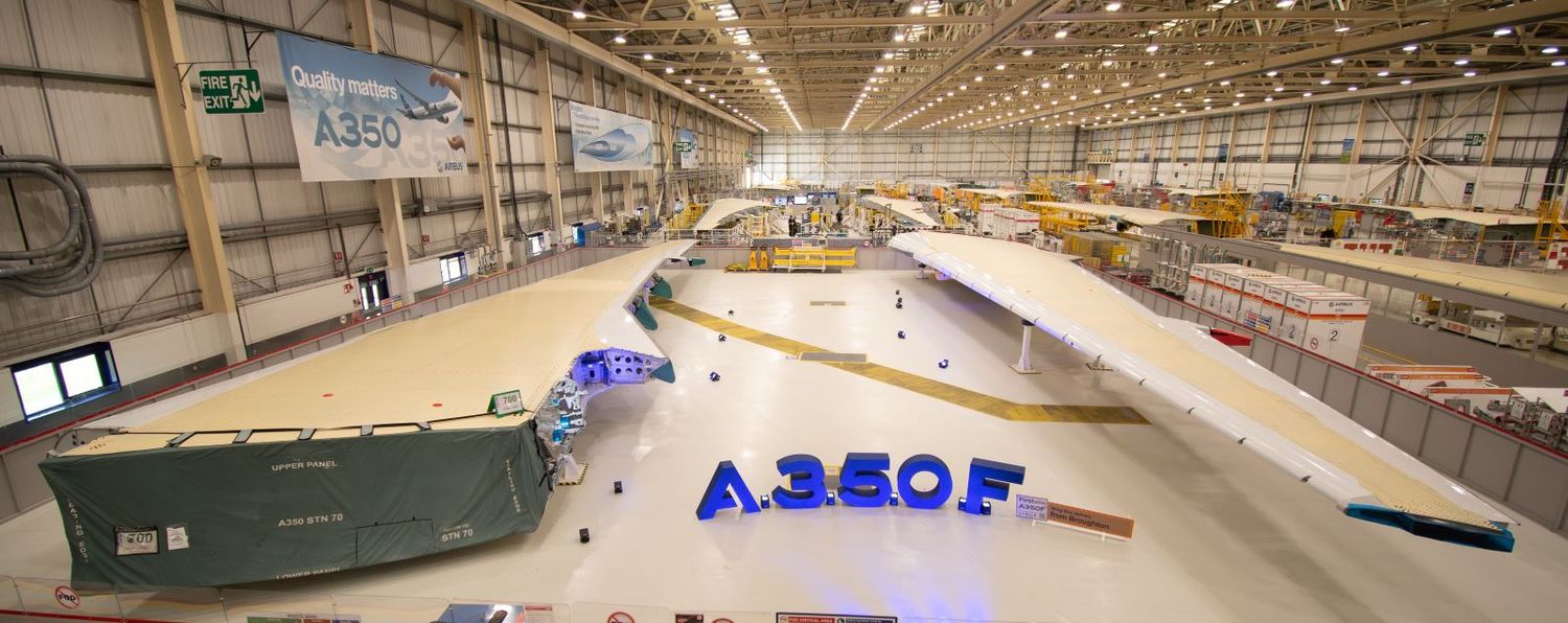 Nuevo carguero: Airbus completa el ensamblaje del primer juego de alas para el A350F en Broughton