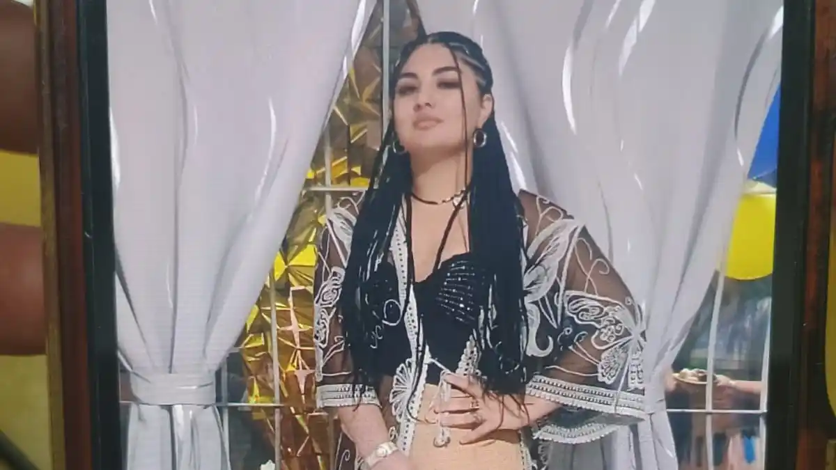 Según la descripción aportada, la joven mide aproximadamente 1,60 metros, es de contextura delgada, tez trigueña, tiene cabello largo, lacio y negro, ojos marrones y cejas y pestañas oscuras.