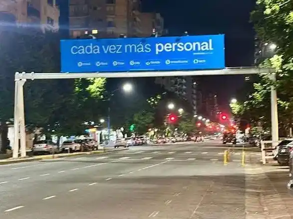 Polémica por un cartel publicitario gigante en pleno centro de Mar del Plata