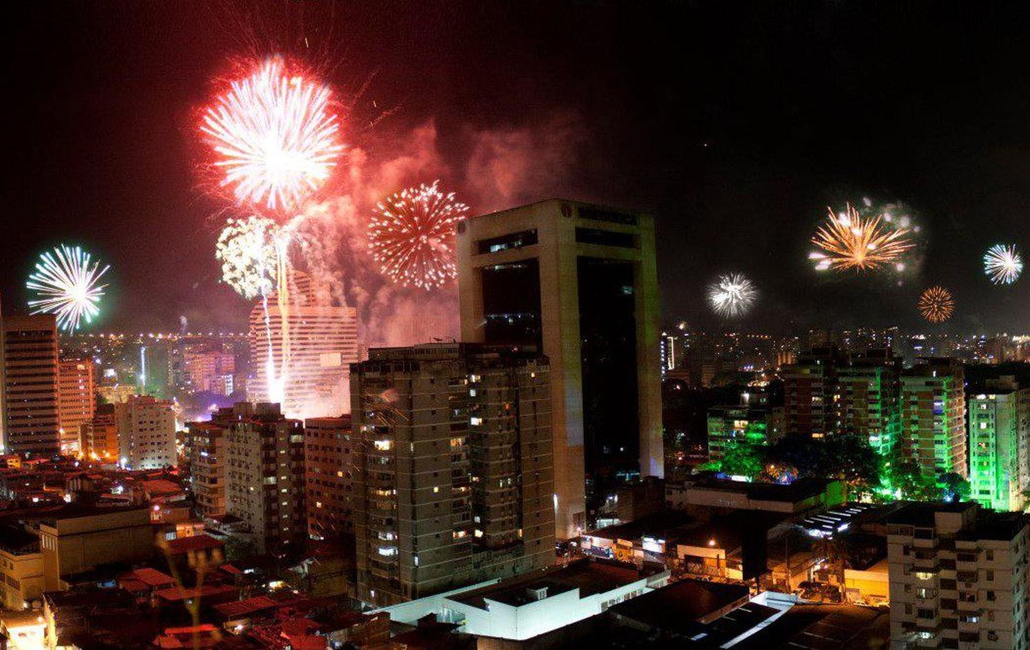 MEGA ESPECTÁCULO de fuegos artificiales en Caracas enciende las alarmas: ¿Cuánta pólvora es eso?