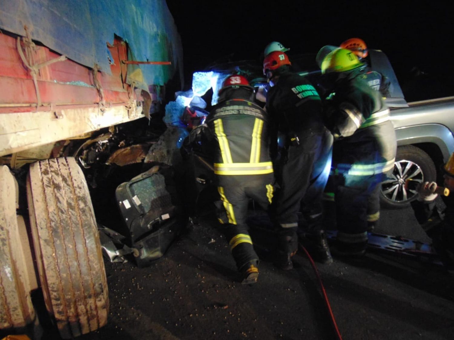 Ruta 8: una víctima fatal y dos heridos por trágico choque entre camioneta y camión
