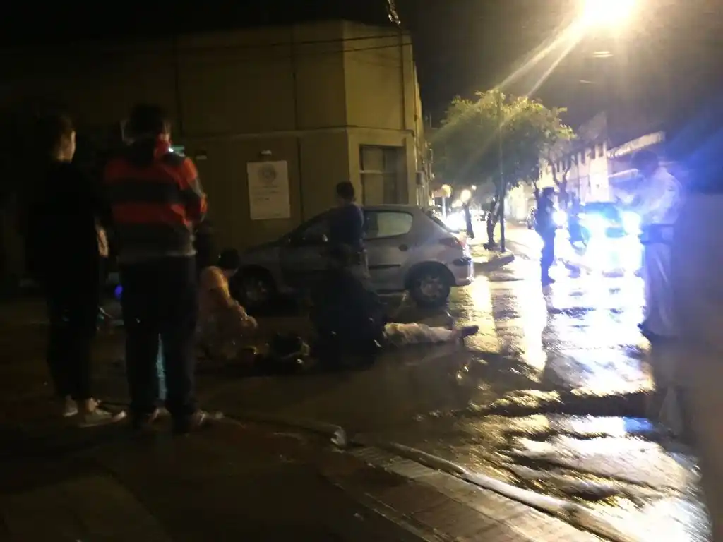 Perón y Bolivar: Fuerte choque dejó a una motociclista golpeada