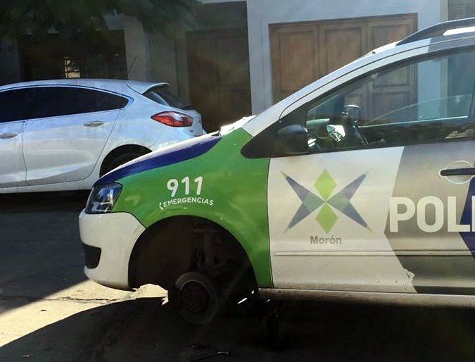 Insólito: El patrullero que custodia la casa de Stolbizer está vacío y le falta una rueda