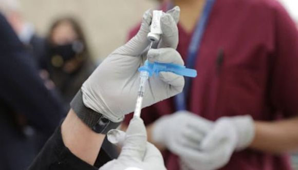 Aplican vacuna antigripal de manera escalonada: primero, personal de salud y personas de riesgo