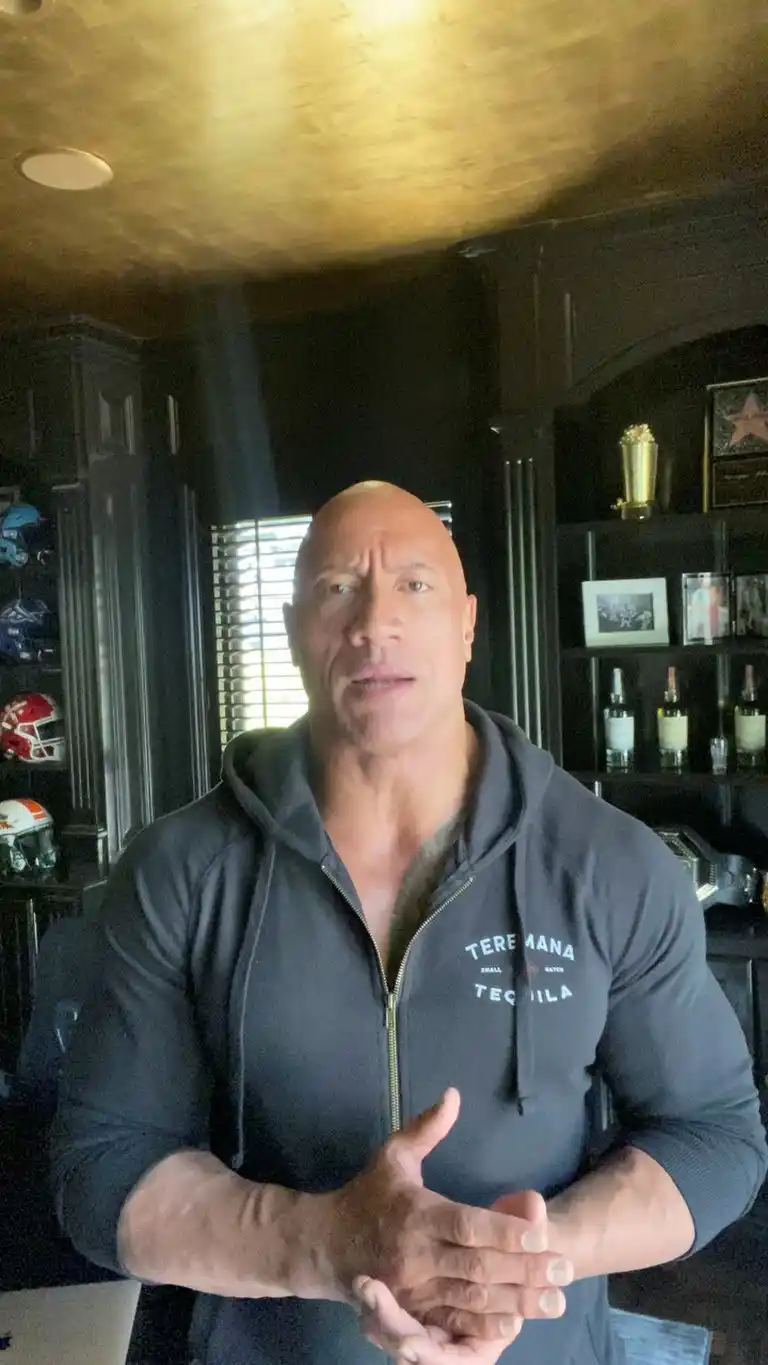 Dwayne Johnson anunció que sus familia y él dieron positivo