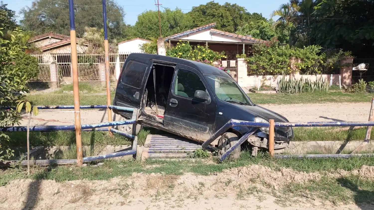 Robó un vehículo y terminó en un zanjon