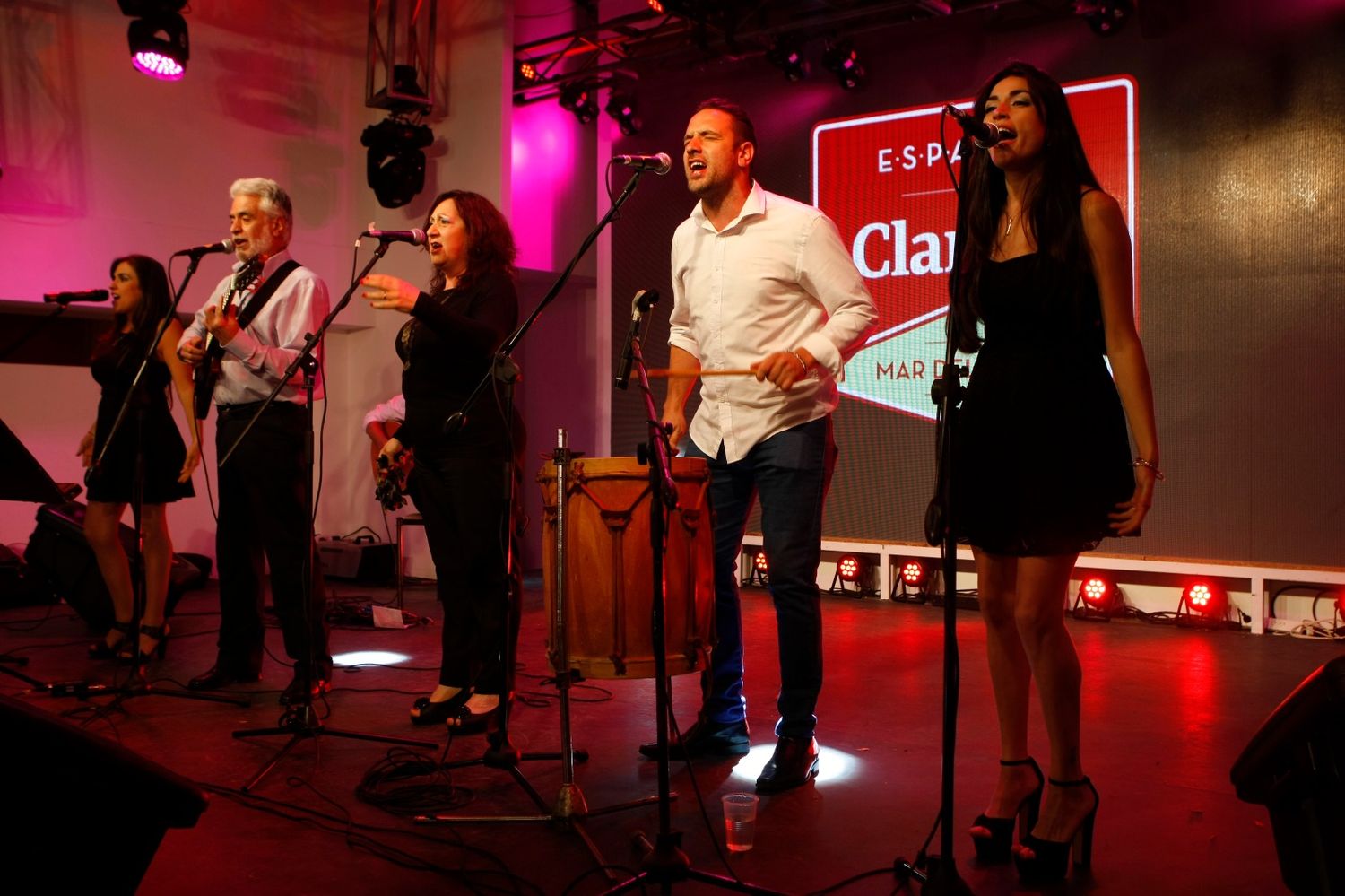 Espectáculos de folklore en Espacio Clarín
