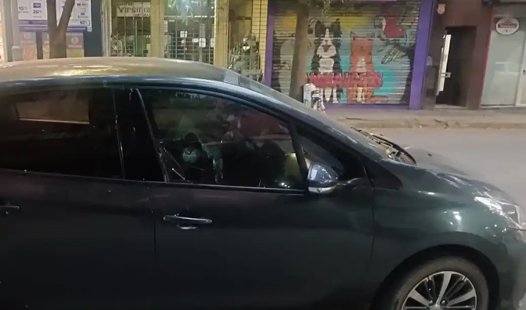 La ventanilla fue destrozada para cometer el robo.