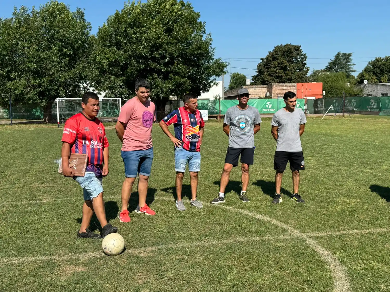 Con un emotivo homenaje comenzó el Torneo Apertura de fútbol infantil en la cancha de Rivadavia de Baradero.