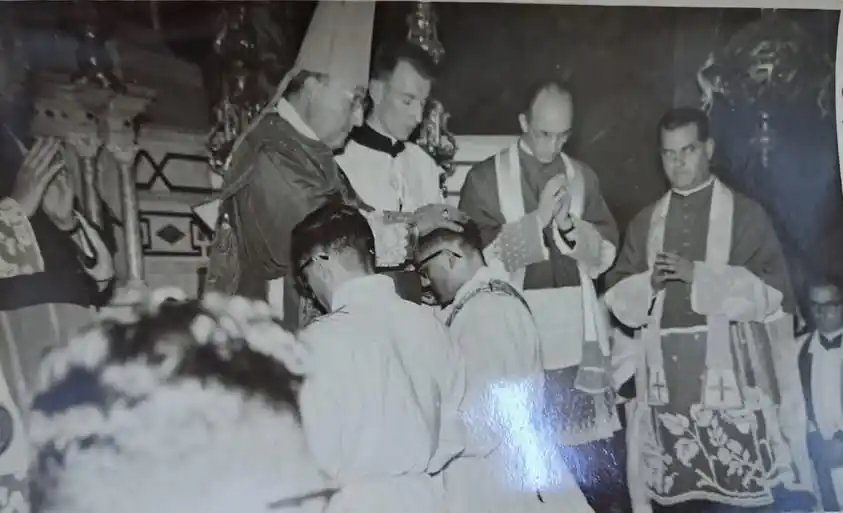 ordenacioon padre kenny