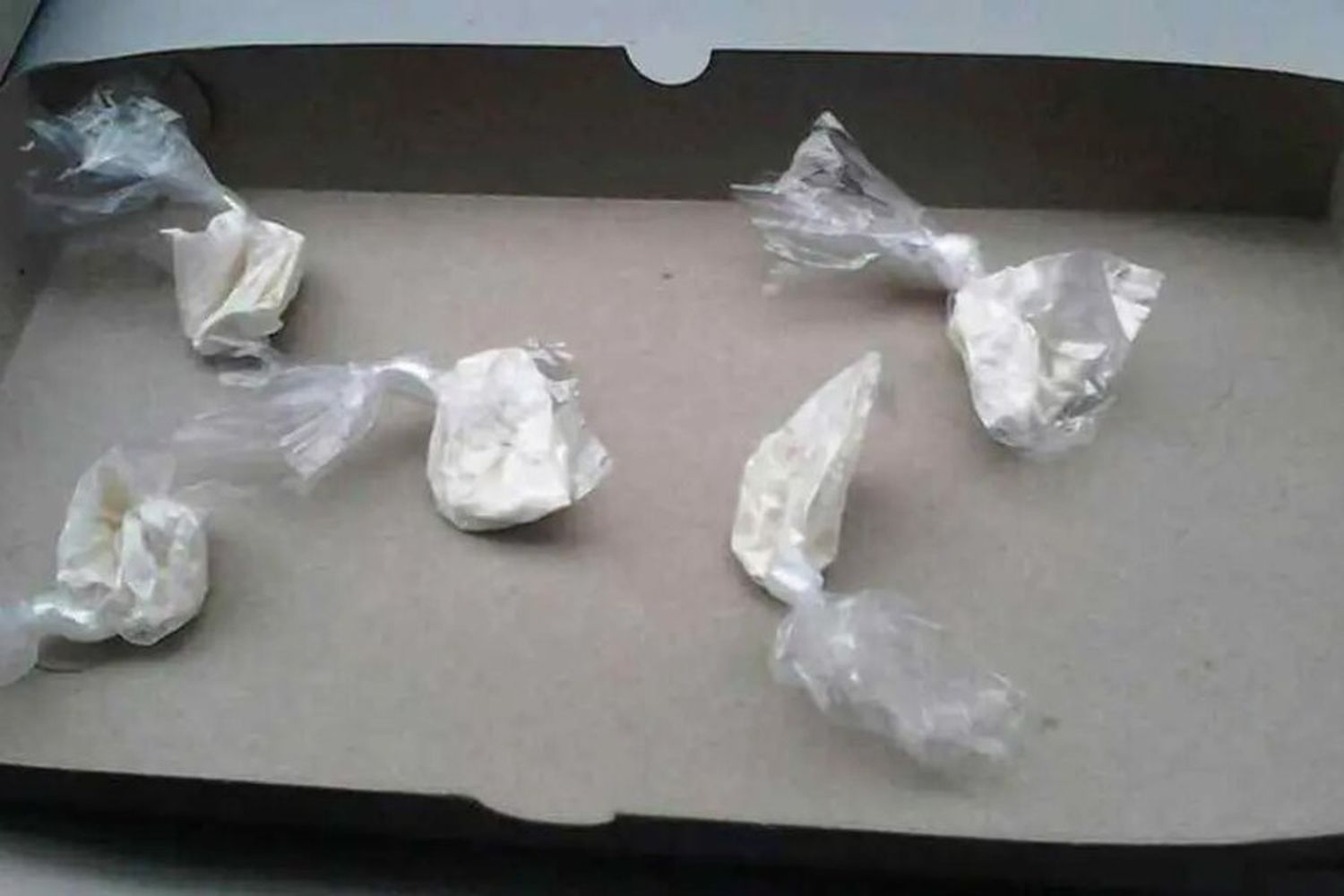 Encontró cinco envoltorios con cocaína en la vereda de su casa y se los entregó a la policía