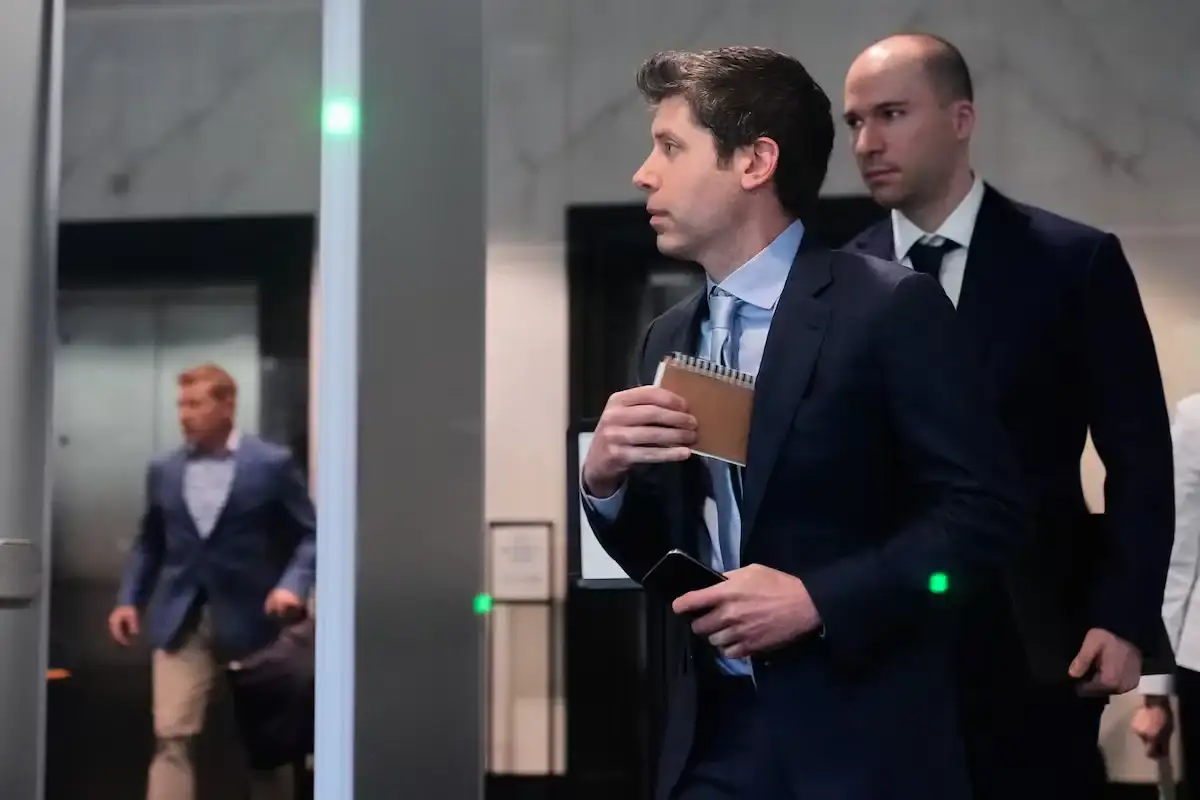 Sam Altman, al centro, y el presidente de OpenAI Greg Brockman, a la derecha, llegan a un tribunal federal, el jueves 30 de abril de 2026, en Oakland, California. (AP Foto/Godofredo A. Vásquez)