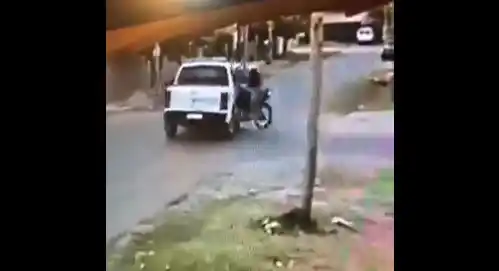 José C. Paz: Así chocaron contra un patrullero dos delincuentes que escapaban tras intentar robar una moto