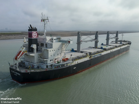 Buque quedó varado y obstruye la hidrovía: no afectará al puerto de San Pedro