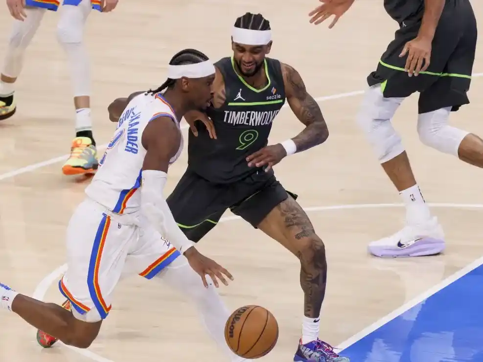 Shai Gilgeous-Alexander jugando contra los Timberwolves y Nickeil Alexander-Walker .Foto: Nate Billings | AP