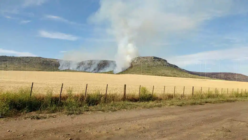 Bomberos extinguieron el incendio en Sierra El Volcán