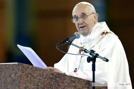 Francisco pidió "rehabilitar la política, una de las formas más altas de la caridad"