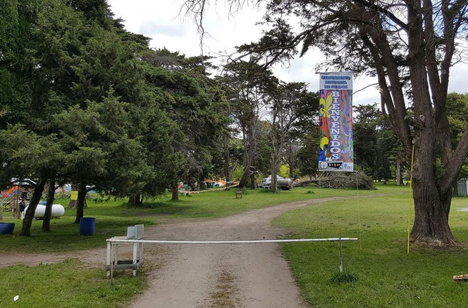 Arroyo desaloja a un camping de la Laguna de los Padres