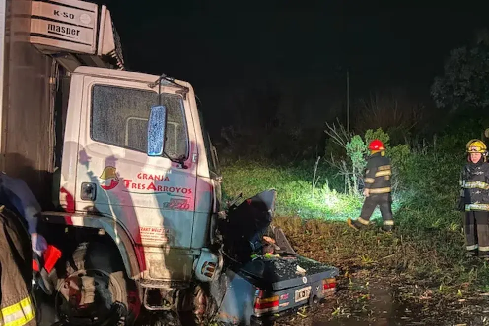 El choque frontal ocurrió durante una intensa tormenta en la Ruta Provincial 192, entre un automóvil y un camión. FOTO: Infobae