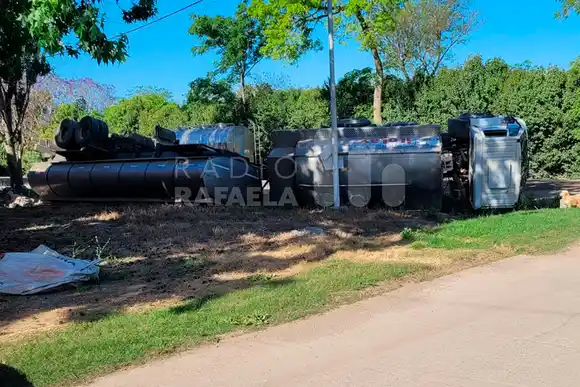 AHORA | Un camión volcó en el Paseo del Este: el conductor de 33 años no sufrió lesiones