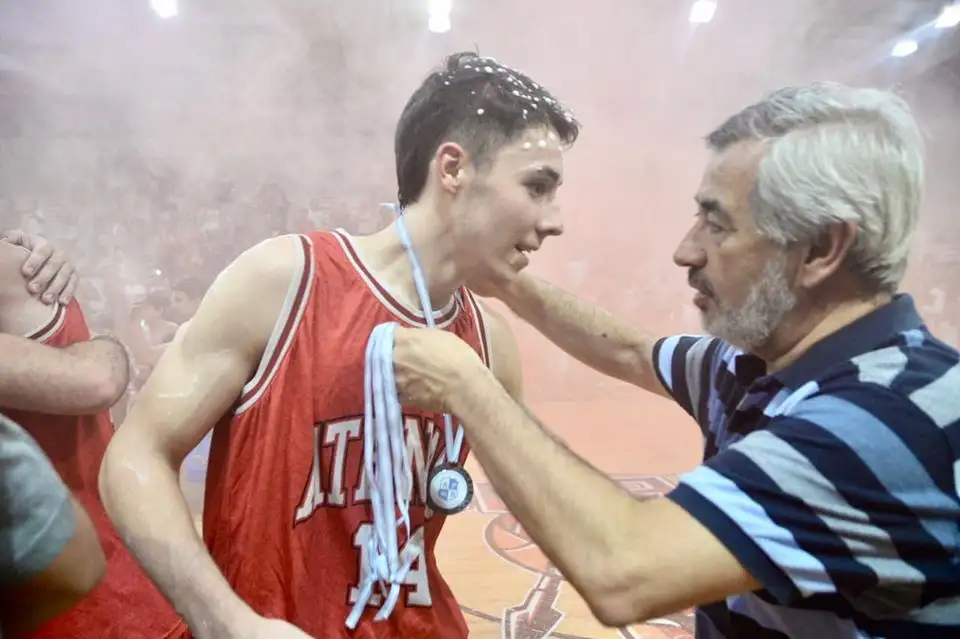 Yarza, el tandilense que conquistó La Plata con Atenas