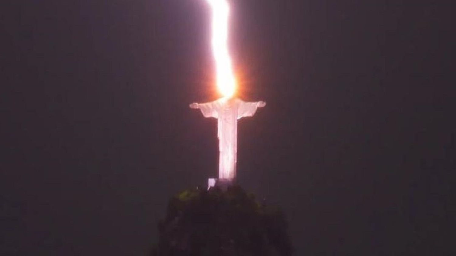 VEA el momento preciso en que un rayo IMPACTA en la cabeza del Cristo Redentor de Brasil