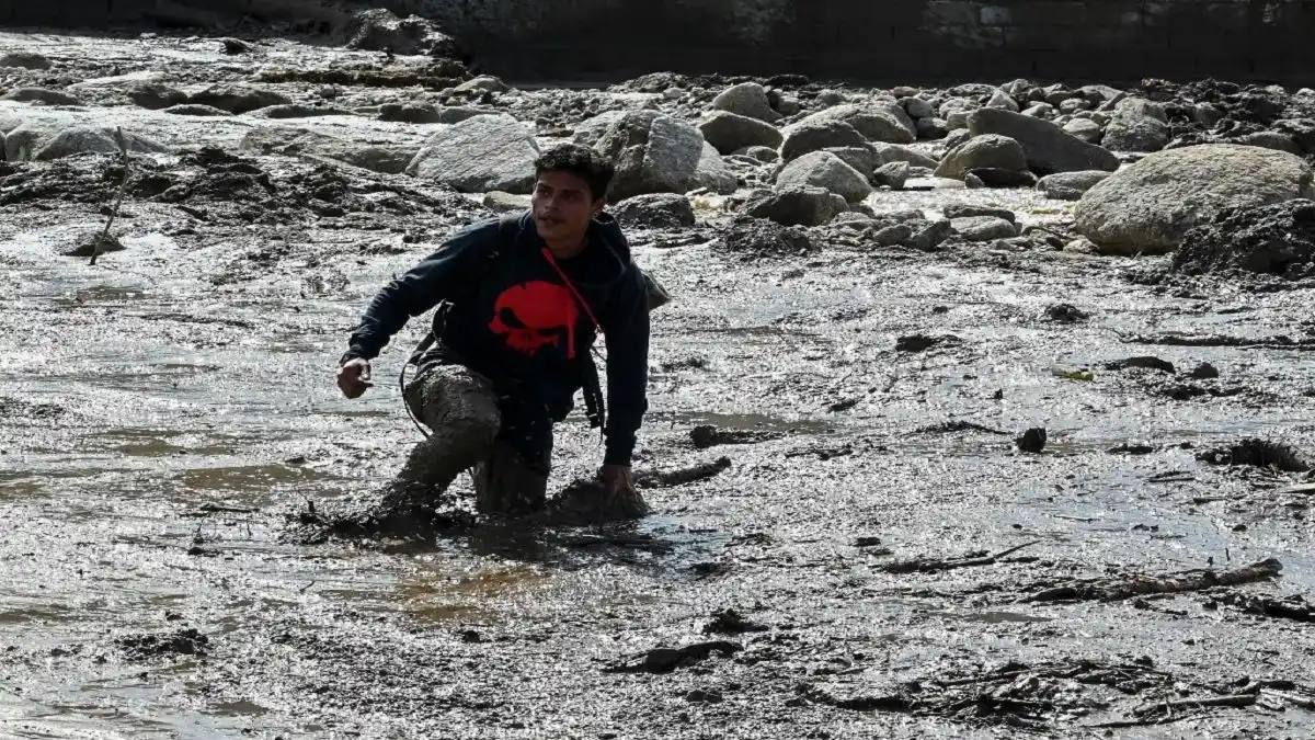 ¡TRAGEDIA DE EL CASTAÑO EN MARACAY! Rescatan a víctimas dentro de sus casas y hundidas en el lodo
