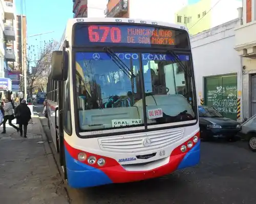 San Martín: Asaltó un colectivo y baleó a pasajero que miró la cola de su novia