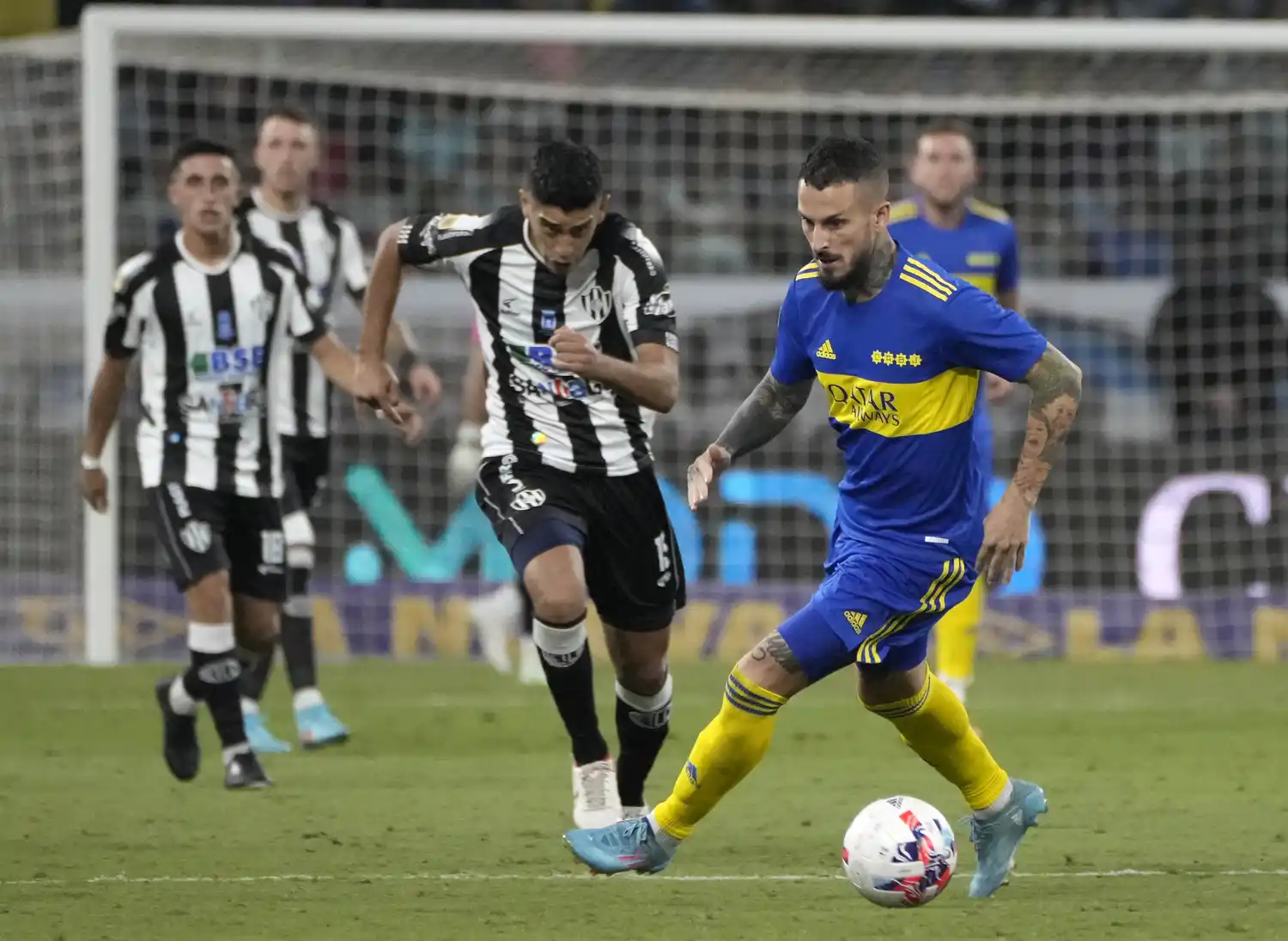 Benedetto comienza un avance para Boca.