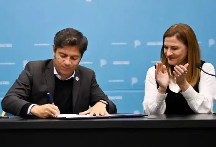 El gobernador, Axel Kicillof, junto a la ministra de Mujeres y Diversidad bonaerense, Estela Díaz.