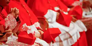 ELECCIONES PAPALES en la historia: entre palomas, muertes y encierros