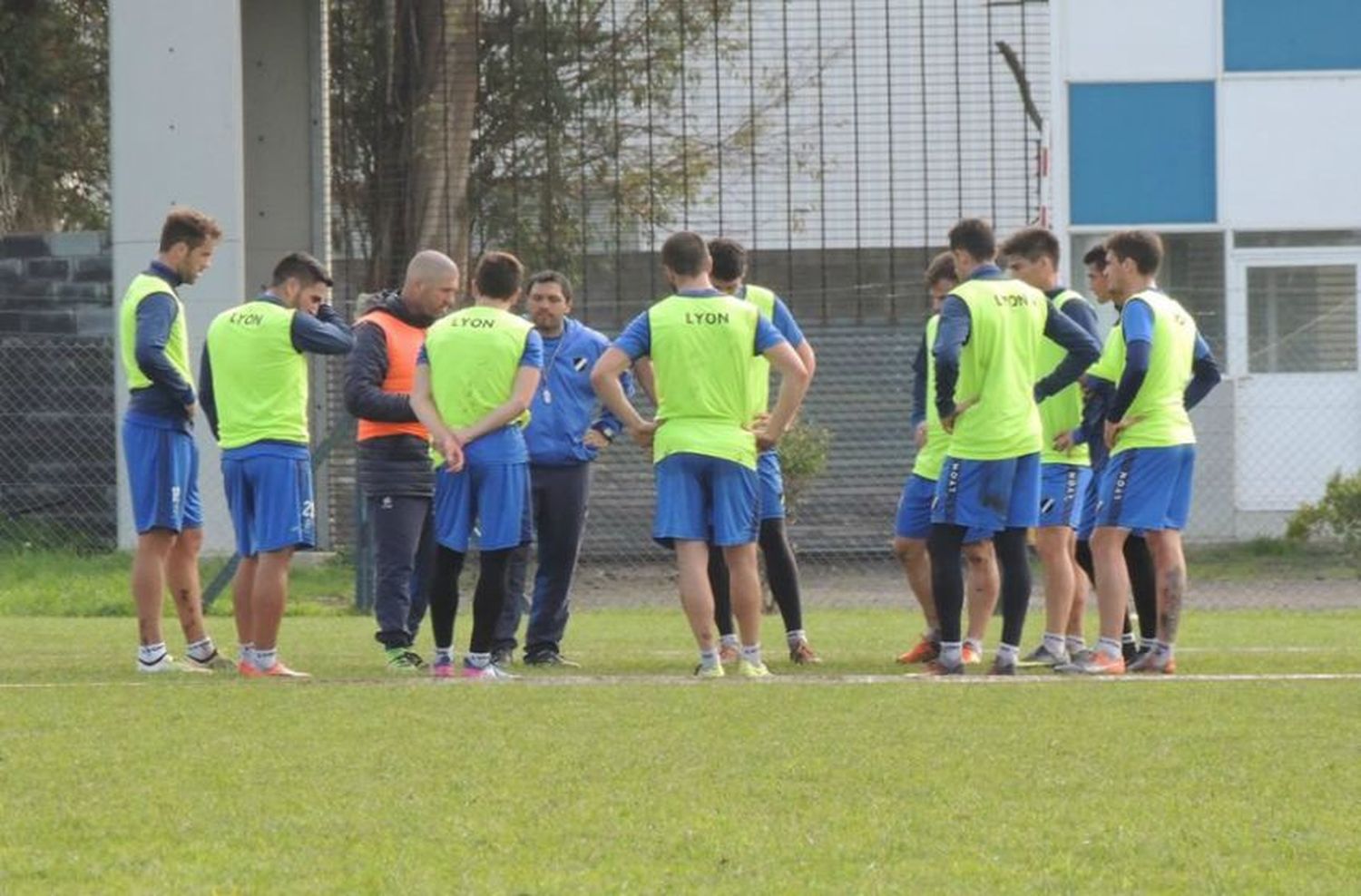 Alvarado concentra sin el equipo definido