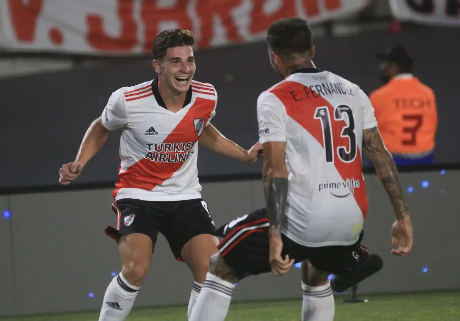 Alvarez festeja con Enzo Fernández.