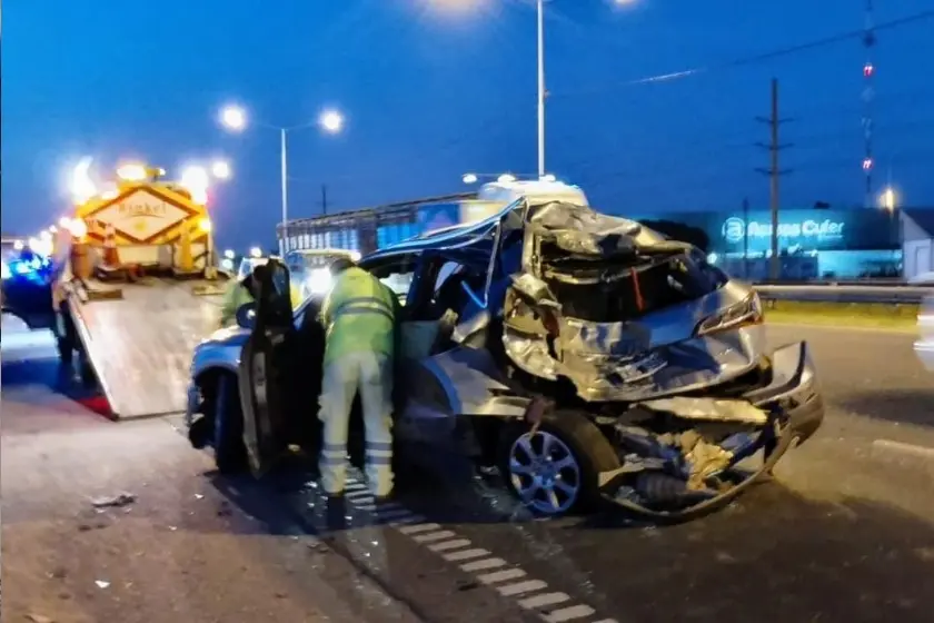 Impactante choque en Circunvalación entre un camión y una camioneta