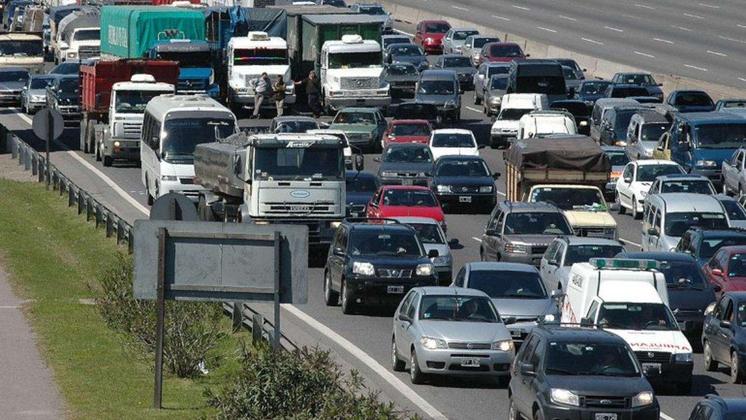 Autopista Buenos Aires - La Plata: Proponen limitar circulación de camiones en hora pico