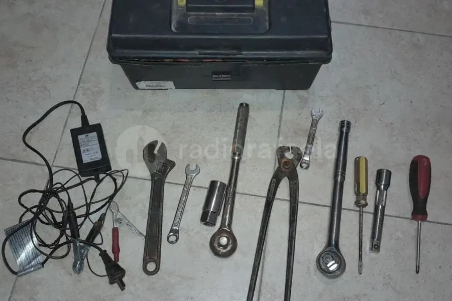 Le robaron una caja con herramientas del baúl de su auto: apareció todo en un decampado