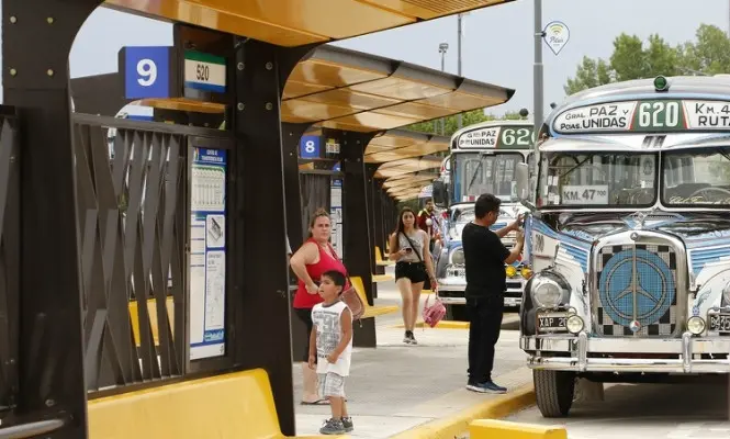 En el marco de la inauguración del playón, se hicieron presentes los pintorescos "Colectivos del ayer". 