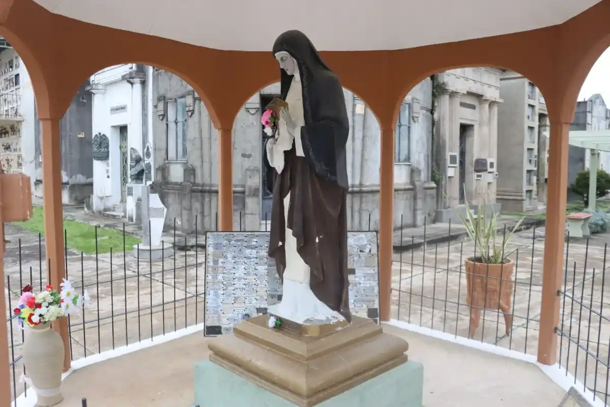 Inician la restauración de la imagen de Santa Clara en el Cementerio Norte