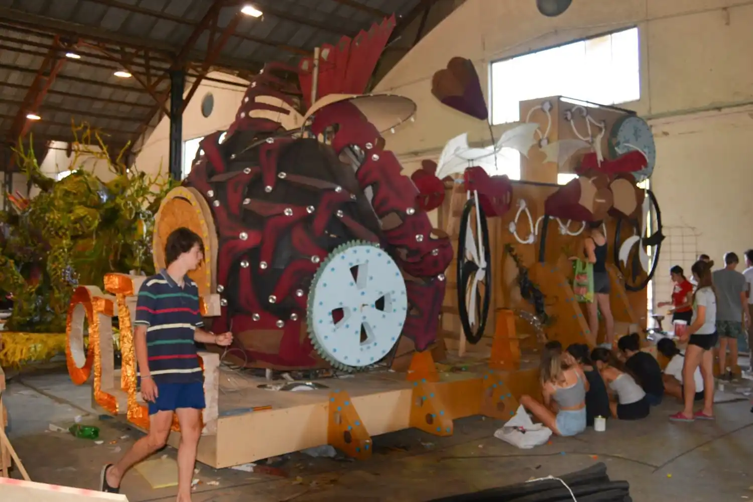 Con un formato distinto pero con la calidad de siempre, los estudiantes presentan sus Carrozas